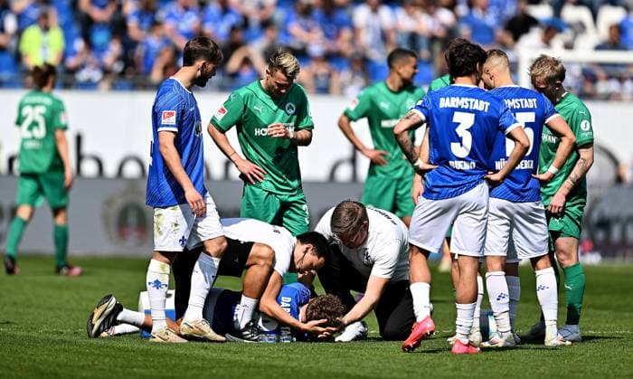 05.04.2025, xfux, Fussball 2.Bundesliga, SV Darmstadt 98 - SpVgg Greuther Fuerth v.l. Luca Marseiler (SV Darmstadt 98) receive an injury, bursied, harried, hurt, injured, injury, trauma, disappointed, crestfallen, verletzt, Verletzung, Mannschaftsarzt Dr. Philip Jessen (SV Darmstadt 98) (DFL DFB REGULATIONS PROHIBIT ANY USE OF PHOTOGRAPHS as IMAGE SEQUENCES and or QUASI-VIDEO. Eine Lizenzierung dieses Bildes an und oder durch den SV Darmstadt 1898 e.V. sowie Tochterunternehmen ist nicht gestattet. No release of or sale to SV Darmstadt 1898 e.V.) Darmstadt