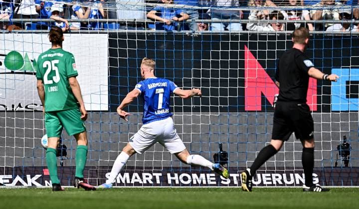 05.04.2025, xfux, Fussball 2.Bundesliga, SV Darmstadt 98 - SpVgg Greuther Fuerth v.l. Torschuetze Torschütze Isac Lidberg (SV Darmstadt 98) Goal scored, Tor zum 1:0 (DFL DFB REGULATIONS PROHIBIT ANY USE OF PHOTOGRAPHS as IMAGE SEQUENCES and or QUASI-VIDEO. Eine Lizenzierung dieses Bildes an und oder durch den SV Darmstadt 1898 e.V. sowie Tochterunternehmen ist nicht gestattet. No release of or sale to SV Darmstadt 1898 e.V.) Darmstadt
