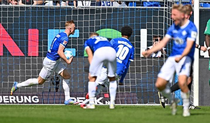 05.04.2025, xfux, Fussball 2.Bundesliga, SV Darmstadt 98 - SpVgg Greuther Fuerth v.l. Torschuetze Torschütze Isac Lidberg (SV Darmstadt 98), Jean-Paul BoÃ«tius Boetius (SV Darmstadt 98) und Spieler von SV Darmstadt 98 Torjubel, Jubel, Goal celebration, celebrate the goal zum 1:0 jubelnd bejubelt jubelt jubeln Jubel (DFL DFB REGULATIONS PROHIBIT ANY USE OF PHOTOGRAPHS as IMAGE SEQUENCES and or QUASI-VIDEO. Eine Lizenzierung dieses Bildes an und oder durch den SV Darmstadt 1898 e.V. sowie Tochterunternehmen ist nicht gestattet. No release of or sale to SV Darmstadt 1898 e.V.) Darmstadt
