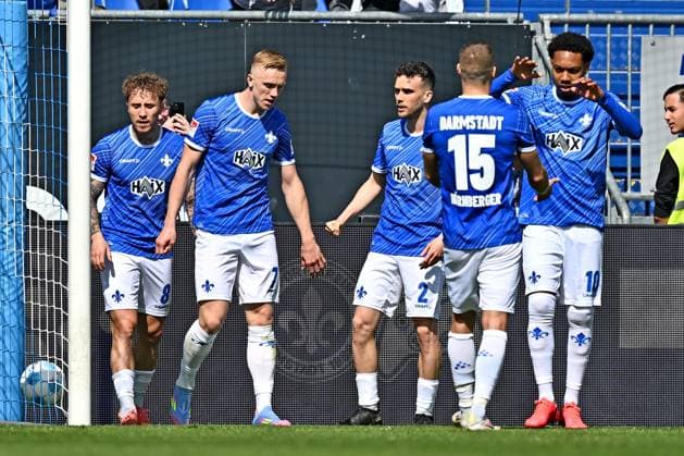 05.04.2025, xfux, Fussball 2.Bundesliga, SV Darmstadt 98 - SpVgg Greuther Fuerth v.l. Luca Marseiler (SV Darmstadt 98), Torschuetze Torschütze Isac Lidberg (SV Darmstadt 98), Sergio Lopez Lopez (SV Darmstadt 98), Fabian Nürnberger Nuernberger (SV Darmstadt 98), Jean-Paul BoÃ«tius Boetius (SV Darmstadt 98) Torjubel, Jubel, Goal celebration, celebrate the goal zum 1:0 jubelnd bejubelt jubelt jubeln Jubel (DFL DFB REGULATIONS PROHIBIT ANY USE OF PHOTOGRAPHS as IMAGE SEQUENCES and or QUASI-VIDEO. Eine Lizenzierung dieses Bildes an und oder durch den SV Darmstadt 1898 e.V. sowie Tochterunternehmen ist nicht gestattet. No release of or sale to SV Darmstadt 1898 e.V.) Darmstadt