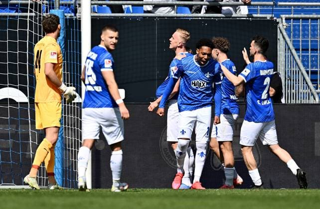 05.04.2025, xfux, Fussball 2.Bundesliga, SV Darmstadt 98 - SpVgg Greuther Fuerth v.l. Fabian Nürnberger Nuernberger (SV Darmstadt 98), Torschuetze Torschütze Isac Lidberg (SV Darmstadt 98), Jean-Paul BoÃ«tius Boetius (SV Darmstadt 98) und Spieler von SV Darmstadt 98 Torjubel, Jubel, Goal celebration, celebrate the goal zum 1:0 jubelnd bejubelt jubelt jubeln Jubel (DFL DFB REGULATIONS PROHIBIT ANY USE OF PHOTOGRAPHS as IMAGE SEQUENCES and or QUASI-VIDEO. Eine Lizenzierung dieses Bildes an und oder durch den SV Darmstadt 1898 e.V. sowie Tochterunternehmen ist nicht gestattet. No release of or sale to SV Darmstadt 1898 e.V.) Darmstadt