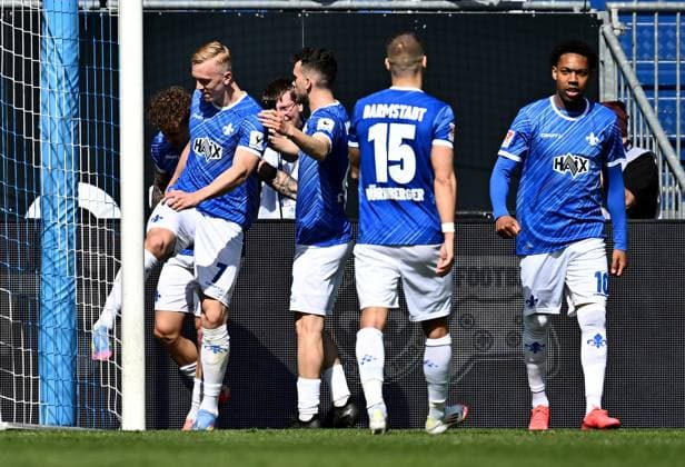 05.04.2025, xfux, Fussball 2.Bundesliga, SV Darmstadt 98 - SpVgg Greuther Fuerth v.l. Torschuetze Torschütze Isac Lidberg (SV Darmstadt 98) und Spieler von SV Darmstadt 98 Torjubel, Jubel, Goal celebration, celebrate the goal zum 1:0 jubelnd bejubelt jubelt jubeln Jubel (DFL DFB REGULATIONS PROHIBIT ANY USE OF PHOTOGRAPHS as IMAGE SEQUENCES and or QUASI-VIDEO. Eine Lizenzierung dieses Bildes an und oder durch den SV Darmstadt 1898 e.V. sowie Tochterunternehmen ist nicht gestattet. No release of or sale to SV Darmstadt 1898 e.V.) Darmstadt