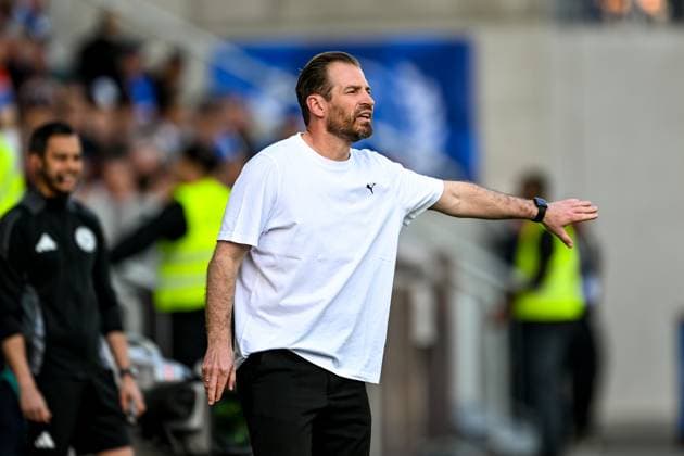 Jan Siewert (SpVgg Greuther Fürth, Trainer) gestikuliert, GER, SV Darmstadt 98 vs. SpVgg Greuther Fuerth, 2. Bundesliga, Fussball, 28. Spieltag, Saison 2024 2025, 05.04.2025. DFL REGULATIONS PROHIBIT ANY USE OF PHOTOGRAPHS as IMAGE SEQUENCES and or QUASI-VIDEO. GER, SV Darmstadt 98 vs. SpVgg Greuther Fuerth, 2. Bundesliga, Fussball, 28. Spieltag, Saison 2024 2025, 05.04.2025. Darmstadt