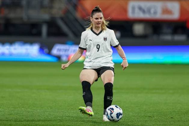 v.li.: Sarah Zadrazil (Österreich, 9) am Ball, Freisteller, Einzelbild, Ganzkörper, Aktion, Action, Spielszene, 04.04.2025, Almelo (Niederlande), Fussball, UEFA Women s Nations League, Deutschland - Österreich