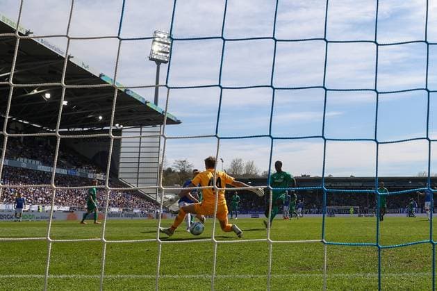 2025.04.05 xJFAx 2.Bundesliga SV Darmstadt 98 - SpVgg Greuther Fürth v.l., Isac Alexi Sivert Lidberg (SV Darmstadt 98) schiesst das Tor zum , Torwart Nahuel Noll (SpVgg Greuther Fürth) (DFL DFB REGULATIONS PROHIBIT ANY USE OF PHOTOGRAPHS as IMAGE SEQUENCES and or QUASI-VIDEO)