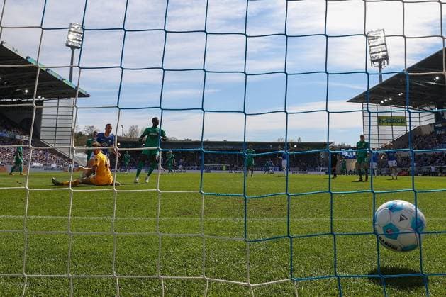 2025.04.05 xJFAx 2.Bundesliga SV Darmstadt 98 - SpVgg Greuther Fürth v.l., Isac Alexi Sivert Lidberg (SV Darmstadt 98) schiesst das Tor zum , Torwart Nahuel Noll (SpVgg Greuther Fürth) (DFL DFB REGULATIONS PROHIBIT ANY USE OF PHOTOGRAPHS as IMAGE SEQUENCES and or QUASI-VIDEO)