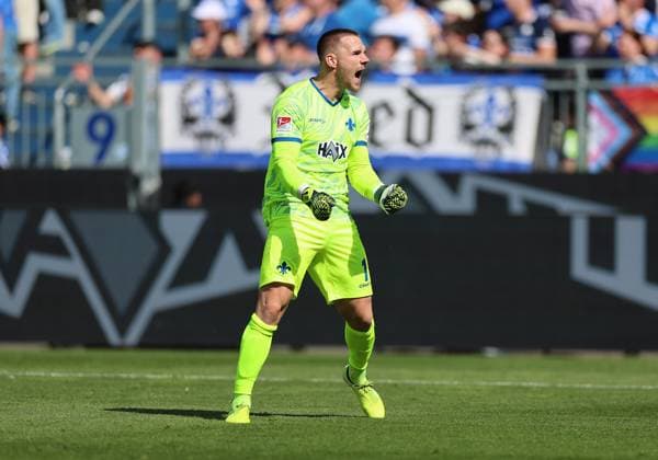 05.04.2025, xdcx, Fussball 2. Bundesliga, SV Darmstadt 98 - SpVgg. Greuther Fürth, emonline, emspor, despor, v.l., Torwart Marcel Schuhen (SV Darmstadt 98) jubelnd bejubelt jubelt jubeln über den Sieg DFL DFB REGULATIONS PROHIBIT ANY USE OF PHOTOGRAPHS AS IMAGE SEQUENCES AND OR QUASI-VIDEO.