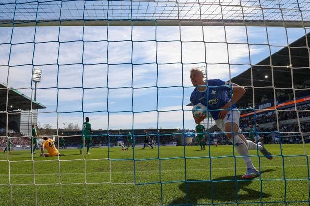 2025.04.05 xJFAx 2.Bundesliga SV Darmstadt 98 - SpVgg Greuther Fürth v.l., Isac Alexi Sivert Lidberg (SV Darmstadt 98) schiesst das Tor zum 1:0 , Torwart Nahuel Noll (SpVgg Greuther Fürth) (DFL DFB REGULATIONS PROHIBIT ANY USE OF PHOTOGRAPHS as IMAGE SEQUENCES and or QUASI-VIDEO)