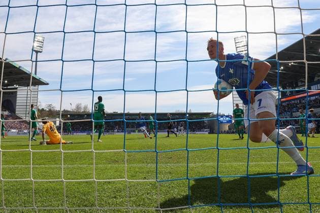 2025.04.05 xJFAx 2.Bundesliga SV Darmstadt 98 - SpVgg Greuther Fürth v.l.,Torwart Nahuel Noll (SpVgg Greuther Fürth), Isac Alexi Sivert Lidberg (SV Darmstadt 98) schiesst das Tor zum 1:0 , Torjubel, Goal celebration, celebrate the goal (DFL DFB REGULATIONS PROHIBIT ANY USE OF PHOTOGRAPHS as IMAGE SEQUENCES and or QUASI-VIDEO)