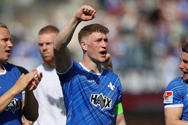 05.04.2025, xdcx, Fussball 2. Bundesliga, SV Darmstadt 98 - SpVgg. Greuther Fürth, emonline, emspor, despor, v.l., Clemens Riedel (SV Darmstadt 98) jubelnd bejubelt jubelt jubeln DFL DFB REGULATIONS PROHIBIT ANY USE OF PHOTOGRAPHS AS IMAGE SEQUENCES AND OR QUASI-VIDEO.