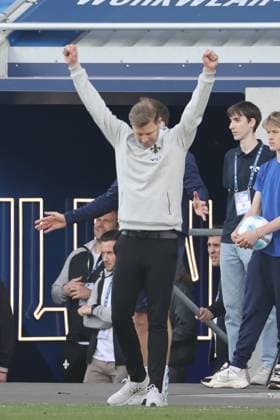05.04.2025, xtvx, Fussball 2.Bundesliga, SV Darmstadt 98 - SpVgg Greuther Fuerth v.l. Trainer Florian Kohfeldt (SV Darmstadt 98) gibt Anweisungen, gestikuliert, mit den Armen gestikulieren gives instructions, gesticulates nach dem Spiel, after the match (DFL DFB REGULATIONS PROHIBIT ANY USE OF PHOTOGRAPHS as IMAGE SEQUENCES and or QUASI-VIDEO) Darmstadt