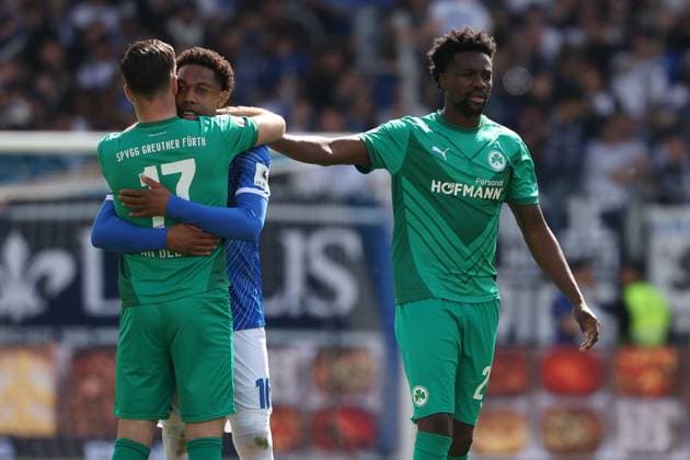 2025.04.05 xJFAx 2.Bundesliga SV Darmstadt 98 - SpVgg Greuther Fürth v.l., Niko Gießelmann (SpVgg Greuther Fürth), Gideon Jung (SpVgg Greuther Fürth), enttaeuscht, enttaeuscht schauend, dissapointed, traurig, frustiert, frust, gefrustet (DFL DFB REGULATIONS PROHIBIT ANY USE OF PHOTOGRAPHS as IMAGE SEQUENCES and or QUASI-VIDEO)
