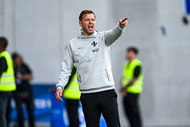 Florian Kohfeldt (SV Darmstadt 98, Trainer) gestikuliert, GER, SV Darmstadt 98 vs. SpVgg Greuther Fuerth, 2. Bundesliga, Fussball, 28. Spieltag, Saison 2024 2025, 05.04.2025. DFL REGULATIONS PROHIBIT ANY USE OF PHOTOGRAPHS as IMAGE SEQUENCES and or QUASI-VIDEO. GER, SV Darmstadt 98 vs. SpVgg Greuther Fuerth, 2. Bundesliga, Fussball, 28. Spieltag, Saison 2024 2025, 05.04.2025. Darmstadt