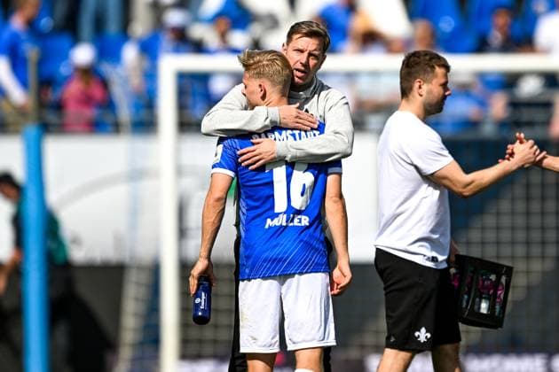 Andreas Mueller (SV Darmstadt 98, 16) und Florian Kohfeldt (SV Darmstadt 98, Trainer) umarmen sich nach dem Spiel, GER, SV Darmstadt 98 vs. SpVgg Greuther Fuerth, 2. Bundesliga, Fussball, 28. Spieltag, Saison 2024 2025, 05.04.2025. DFL REGULATIONS PROHIBIT ANY USE OF PHOTOGRAPHS as IMAGE SEQUENCES and or QUASI-VIDEO. GER, SV Darmstadt 98 vs. SpVgg Greuther Fuerth, 2. Bundesliga, Fussball, 28. Spieltag, Saison 2024 2025, 05.04.2025. Darmstadt