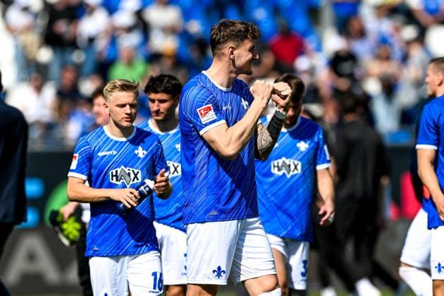 Matej Maglica (SV Darmstadt 98, 05) jubelt nach dem Spiel, GER, SV Darmstadt 98 vs. SpVgg Greuther Fuerth, 2. Bundesliga, Fussball, 28. Spieltag, Saison 2024 2025, 05.04.2025. DFL REGULATIONS PROHIBIT ANY USE OF PHOTOGRAPHS as IMAGE SEQUENCES and or QUASI-VIDEO. GER, SV Darmstadt 98 vs. SpVgg Greuther Fuerth, 2. Bundesliga, Fussball, 28. Spieltag, Saison 2024 2025, 05.04.2025. Darmstadt