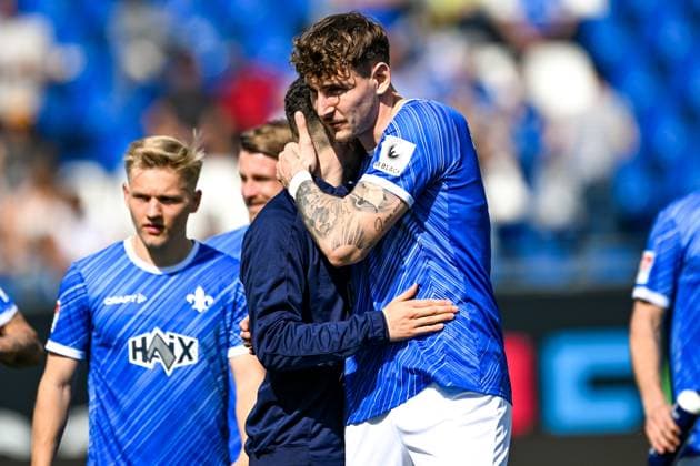 Matej Maglica (SV Darmstadt 98, 05) und Sergio Lopez (SV Darmstadt 98, 02) nach dem Spiel, GER, SV Darmstadt 98 vs. SpVgg Greuther Fuerth, 2. Bundesliga, Fussball, 28. Spieltag, Saison 2024 2025, 05.04.2025. DFL REGULATIONS PROHIBIT ANY USE OF PHOTOGRAPHS as IMAGE SEQUENCES and or QUASI-VIDEO. GER, SV Darmstadt 98 vs. SpVgg Greuther Fuerth, 2. Bundesliga, Fussball, 28. Spieltag, Saison 2024 2025, 05.04.2025. Darmstadt