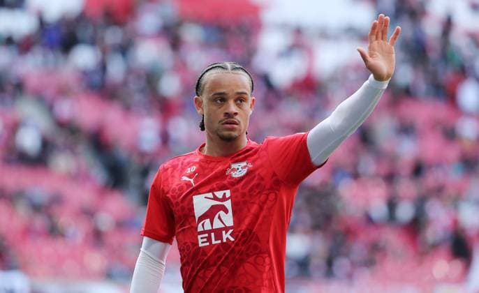 Xavi Simons winkt den Fans Aktion Oberkörper Fußball Fussball DFL Bundesliga Herren 28. Spieltag Saison 2024 2025 05.04.2025 RasenBallsport RB Leipzig RBL vs. TSG Hoffenheim in der RedBull Arena DFL regulations prohibit any use of photographs as image sequences and or quasi-video.