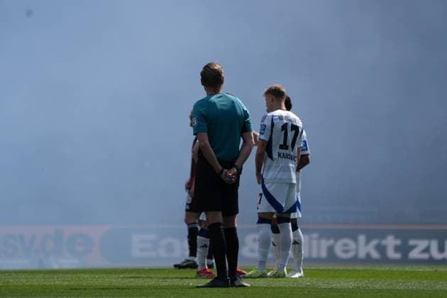 05.04.2025, xhfmx, Fussball 2.Bundesliga, 1. FC Nuernberg - Hamburger SV v.l. Timo Gerach (Schiedsrichter) wartet bis das Feld wieder vom Rauch frei ist. (DFL DFB REGULATIONS PROHIBIT ANY USE OF PHOTOGRAPHS as IMAGE SEQUENCES and or QUASI-VIDEO) Nuernberg