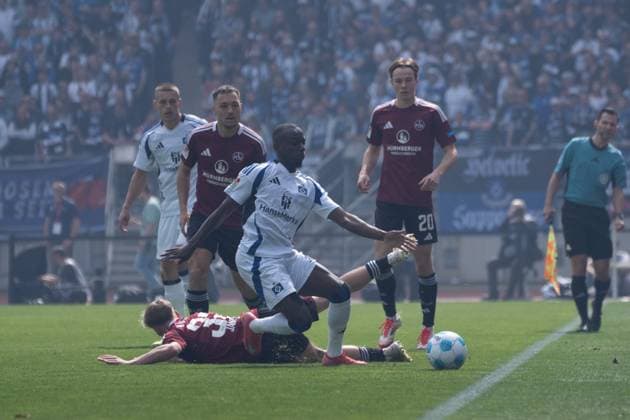 05.04.2025, xhfmx, Fussball 2.Bundesliga, 1. FC Nuernberg - Hamburger SV v.l. Tim Janisch (1. FC Nürnberg) in der Grätsche gegen Jean-Luc Dompe (Hamburger SV) (DFL DFB REGULATIONS PROHIBIT ANY USE OF PHOTOGRAPHS as IMAGE SEQUENCES and or QUASI-VIDEO) Nuernberg