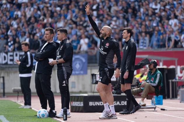 05.04.2025, xhfmx, Fussball 2.Bundesliga, 1. FC Nuernberg - Hamburger SV Javier Pinola (Co-Trainer 1.FC Nürnberg) gibt Anweisungen nach dem Platzverweis von Janis Antiste (1. FC Nürnberg) (DFL DFB REGULATIONS PROHIBIT ANY USE OF PHOTOGRAPHS as IMAGE SEQUENCES and or QUASI-VIDEO) Nuernberg