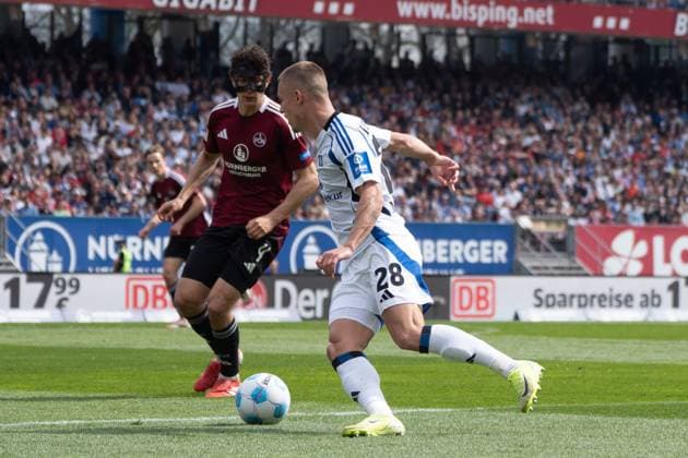 05.04.2025, xhfmx, Fussball 2.Bundesliga, 1. FC Nuernberg - Hamburger SV v.l. Fabio Gruber (1. FC Nürnberg) verteidigt gegen Miro Muheim (Hamburger SV) (DFL DFB REGULATIONS PROHIBIT ANY USE OF PHOTOGRAPHS as IMAGE SEQUENCES and or QUASI-VIDEO) Nuernberg