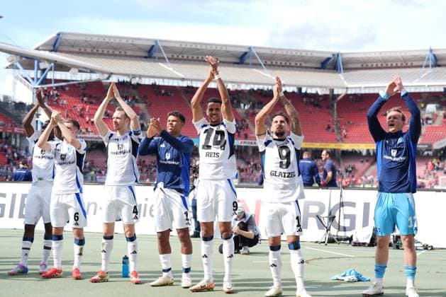 Hamburger SV Spieler feiern mit Fans nach dem Spiel GER, 1.FC Nuernberg vs Hamburger SV, 2. Bundesliga, 28. Spieltag, Saison 2024 2025, 05.04.2025 DFL REGULATIONS PROHIBIT ANY USE OF PHOTOGRAPHS AS IMAGE SEQUENCES AND OR QUASI-VIDEO GER, 1.FC Nuernberg vs Hamburger SV, 2. Bundesliga, 28. Spieltag, Saison 2024 2025, 05.04.2025 Nuernberg