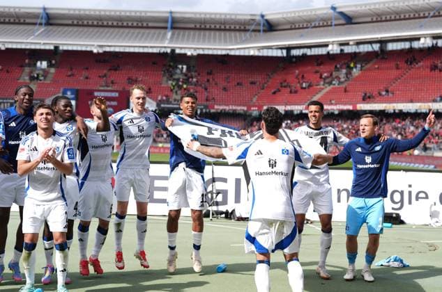 Hamburger SV Spieler tanzen mit einem Schild mit der Aufschrift Free Vuskovic das sich auf den kroatischen Nationalspieler bezieht, der derzeit eine vierjaehrige Sperre fuer die Liga verbuesst. GER, 1.FC Nuernberg vs Hamburger SV, 2. Bundesliga, 28. Spieltag, Saison 2024 2025, 05.04.2025 DFL REGULATIONS PROHIBIT ANY USE OF PHOTOGRAPHS AS IMAGE SEQUENCES AND OR QUASI-VIDEO GER, 1.FC Nuernberg vs Hamburger SV, 2. Bundesliga, 28. Spieltag, Saison 2024 2025, 05.04.2025 Nuernberg