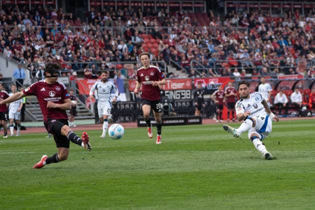 05.04.2025, xhfmx, Fussball 2.Bundesliga, 1. FC Nuernberg - Hamburger SV v.l. Ludovit Reis (Hamburger SV) rutscht beim Torschuss weg. (DFL DFB REGULATIONS PROHIBIT ANY USE OF PHOTOGRAPHS as IMAGE SEQUENCES and or QUASI-VIDEO) Nuernberg