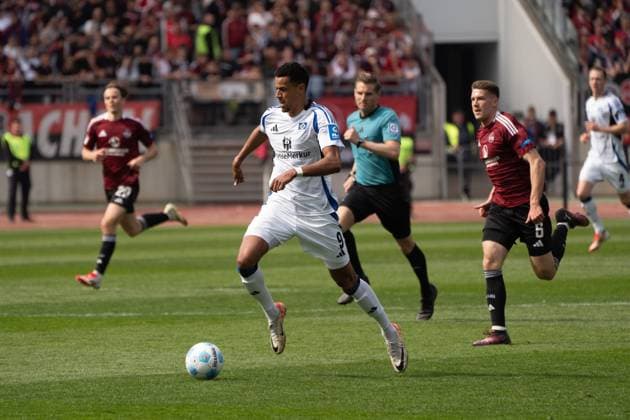 05.04.2025, xhfmx, Fussball 2.Bundesliga, 1. FC Nuernberg - Hamburger SV v.l. Robert Glatzel (Hamburger SV) mit einem Solo auf das Tor von Jan Reichert (1. FC Nürnberg) (DFL DFB REGULATIONS PROHIBIT ANY USE OF PHOTOGRAPHS as IMAGE SEQUENCES and or QUASI-VIDEO) Nuernberg