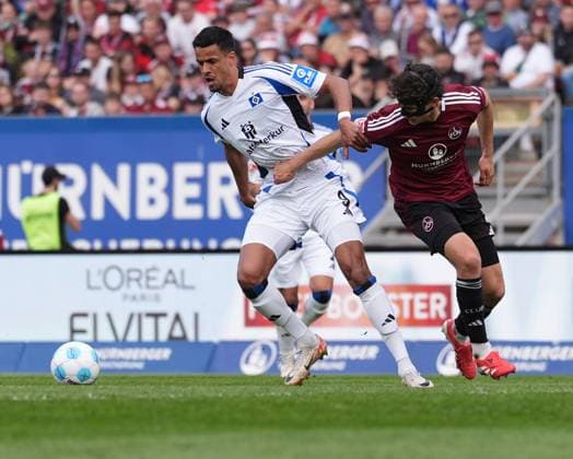 Robert Glatzel (Hamburger SV, 9) gegen Fabio Gruber (1.FC Nuernberg, 4) GER, 1.FC Nuernberg vs Hamburger SV, 2. Bundesliga, 28. Spieltag, Saison 2024 2025, 05.04.2025 DFL REGULATIONS PROHIBIT ANY USE OF PHOTOGRAPHS AS IMAGE SEQUENCES AND OR QUASI-VIDEO GER, 1.FC Nuernberg vs Hamburger SV, 2. Bundesliga, 28. Spieltag, Saison 2024 2025, 05.04.2025 Nuernberg