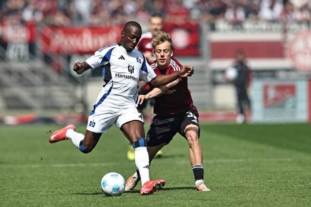 Jean-Luc Dompe, HSV, und Tim Janisch, FCN, im Rückrundenspiel der Saison 2024 2025 zwischen dem 1. FC Nürnberg und dem Hamburger Sportverein (0:3) in Nürnberg; 05 04 2025 -
