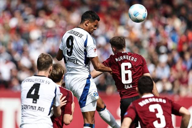 Robert Glatzel, HSV, Kopfball zum 0:3 im Rückrundenspiel der Saison 2024 2025 zwischen dem 1. FC Nürnberg und dem Hamburger Sportverein (0:3) in Nürnberg; 05 04 2025 -