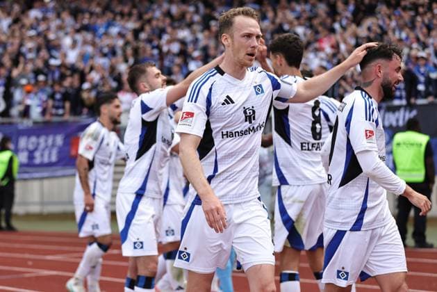 Hamburger Torjubel nach dem 0:3 im Rückrundenspiel der Saison 2024 2025 zwischen dem 1. FC Nürnberg und dem Hamburger Sportverein (0:3) in Nürnberg; 05 04 2025 -