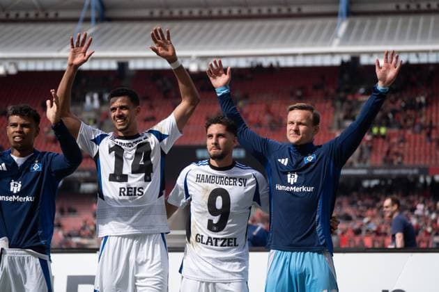 05.04.2025, xhfmx, Fussball 2.Bundesliga, 1. FC Nuernberg - Hamburger SV v.l. Robert Glatzel (Hamburger SV), Ludovit Reis (Hamburger SV) feiern mit den Fans. (DFL DFB REGULATIONS PROHIBIT ANY USE OF PHOTOGRAPHS as IMAGE SEQUENCES and or QUASI-VIDEO) Nuernberg