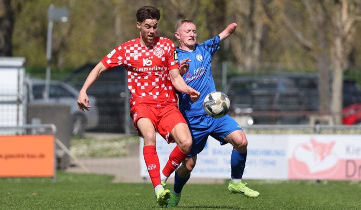 Freiberg , Fußball Regionalliga Südwest SGV Freiberg vs. 1. FSV Mainz 05 II , von links: David Mamutovic ( Mainz ) Mike Manegold ( Freiberg )