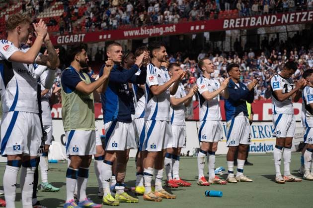 05.04.2025, xhfmx, Fussball 2.Bundesliga, 1. FC Nuernberg - Hamburger SV v.l. Adam Karabec (Hamburger SV), Immanuel Pherai (Hamburger SV), Daniel Elfadli (Hamburger SV) feiern mit den Fans. (DFL DFB REGULATIONS PROHIBIT ANY USE OF PHOTOGRAPHS as IMAGE SEQUENCES and or QUASI-VIDEO) Nuernberg