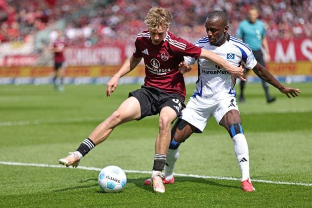Tim Janisch, FCN, und Jean-Luc Dompe, HSV, im Rückrundenspiel der Saison 2024 2025 zwischen dem 1. FC Nürnberg und dem Hamburger Sportverein (0:3) in Nürnberg; 05 04 2025 -