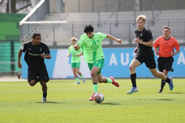 U19: VfL Wolfsburg vs Borussia Mönchengladbach Wolfsburg, 05.04.2025, Fußball, A-Junioren, U19, DFB-Nachwuchsliga, Hauptrunde, VfL Wolfsburg vs Borussia Mönchegladbach, Bild zeigt: Darwin Soylu (VfL, 6) Wolfsburg *** U19 VfL Wolfsburg vs Borussia Mönchengladbach Wolfsburg, 05 04 2025, Football, A Juniors, U19, DFB Junior League, Main Round, VfL Wolfsburg vs Borussia Mönchegladbach, Picture shows Darwin Soylu VfL, 6 Wolfsburg