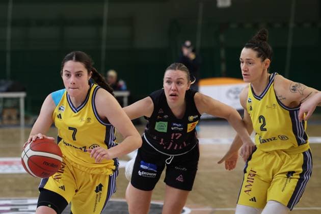 Leoni Kreyenfeld (Alba Berlin Damen, 07) mit dem Ball,GABIJA MEÅ KONYTÄ– (Saarlouis Royals, 17) kommt zu spät, Alba Damen vs Saarlouis Royals , 1.Bundesliga, DBBL-Playoffs, Halbfinale 1, 05.04.2025 Berlin Berlin Deutschland Copyright: xFootbowl ThomasxSobotzkix