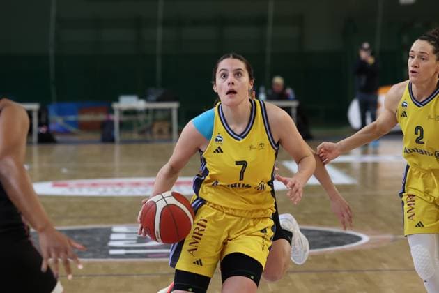 Leoni Kreyenfeld (Alba Berlin Damen, 07)mit dem Ball, sie fixiert den Korb, Alba Damen vs Saarlouis Royals , 1.Bundesliga, DBBL-Playoffs, Halbfinale 1, 05.04.2025 Berlin Berlin Deutschland Copyright: xFootbowl ThomasxSobotzkix