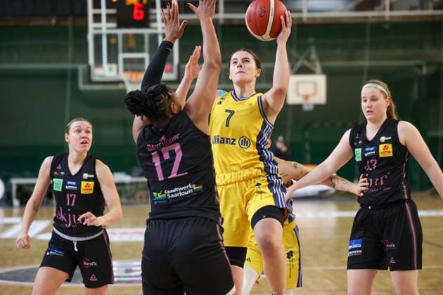 Leoni Kreyenfeld (Alba Berlin Damen, 07)mit dem Ball und dem Sprung zum Korb, erika davenport (Saarlouis Royals, 12) versucht zu verteidigen, Alba Damen vs Saarlouis Royals , 1.Bundesliga, DBBL-Playoffs, Halbfinale 1, 05.04.2025 Berlin Berlin Deutschland Copyright: xFootbowl ThomasxSobotzkix