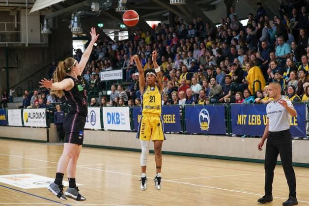 Deeshyra Thomas (Alba Berlin Damen, 21) mit dem Ballwurf, Alba Damen vs Saarlouis Royals , 1.Bundesliga, DBBL-Playoffs, Halbfinale 1, 05.04.2025 Berlin Berlin Deutschland Copyright: xFootbowl ThomasxSobotzkix