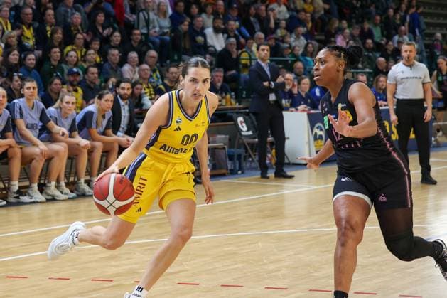 Maggie Mulligan (Alba Berlin Damen, 00)mit dem Ball am dribbeln,erika davenport (Saarlouis Royals, 12) versucht abzuwehren, Alba Damen vs Saarlouis Royals , 1.Bundesliga, DBBL-Playoffs, Halbfinale 1, 05.04.2025 Berlin Berlin Deutschland Copyright: xFootbowl ThomasxSobotzkix