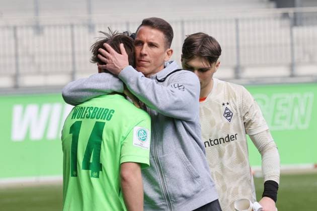 U19: VfL Wolfsburg vs Borussia Mönchengladbach Wolfsburg, 05.04.2025, Fußball, A-Junioren, U19, DFB-Nachwuchsliga, Hauptrunde, VfL Wolfsburg vs Borussia Mönchegladbach, Bild zeigt: VfL-Trainer Daniel Bauer nach dem Spiel Wolfsburg