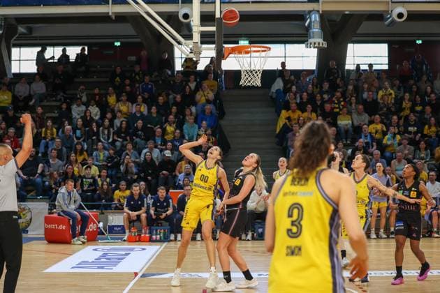 Maggie Mulligan (Alba Berlin Damen, 00) nachdem Korbwurf, schaut ob der Ball trifft. Alba Damen vs Saarlouis Royals , 1.Bundesliga, DBBL-Playoffs, Halbfinale 1, 05.04.2025 Berlin Berlin Deutschland Copyright: xFootbowl ThomasxSobotzkix