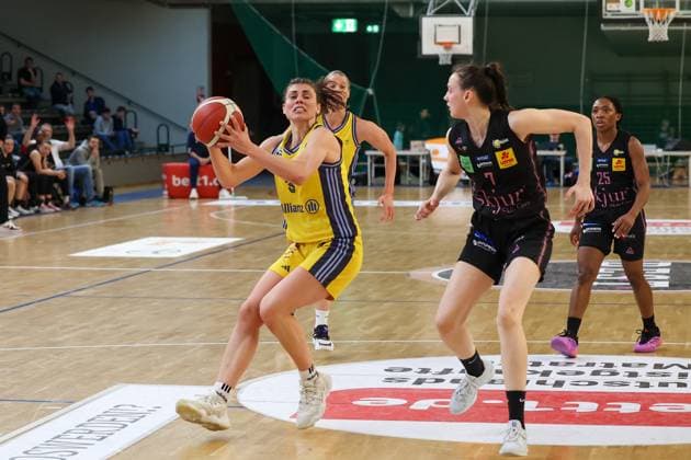 0Theresa Simon (Alba Berlin Damen, 03) mit Ball Alba Damen vs Saarlouis Royals , 1.Bundesliga, DBBL-Playoffs, Halbfinale 1, 05.04.2025 Berlin Berlin Deutschland Copyright: xFootbowl ThomasxSobotzkix