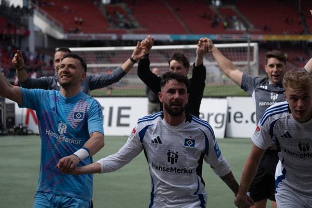 05.04.2025, xhfmx, Fussball 2.Bundesliga, 1. FC Nuernberg - Hamburger SV v.l. Daniel Heuer Fernandes (Hamburger SV), Marco Richter (Hamburger SV), Adam Karabec (Hamburger SV) feiern mit den Fans. (DFL DFB REGULATIONS PROHIBIT ANY USE OF PHOTOGRAPHS as IMAGE SEQUENCES and or QUASI-VIDEO) Nuernberg
