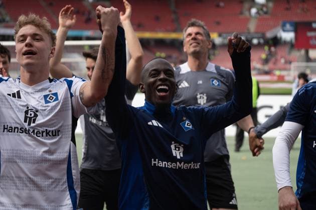 05.04.2025, xhfmx, Fussball 2.Bundesliga, 1. FC Nuernberg - Hamburger SV v.l. Adam Karabec (Hamburger SV), Jean-Luc Dompe (Hamburger SV) feiern mit den Fans. (DFL DFB REGULATIONS PROHIBIT ANY USE OF PHOTOGRAPHS as IMAGE SEQUENCES and or QUASI-VIDEO) Nuernberg
