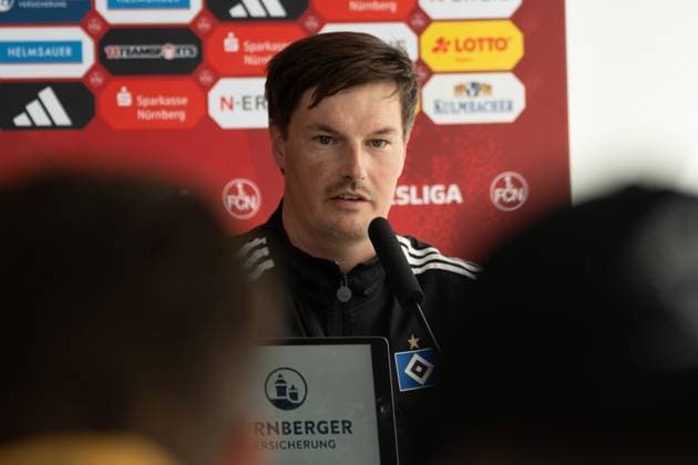05.04.2025, xhfmx, Fussball 2.Bundesliga, 1. FC Nuernberg - Hamburger SV Merlin Polzin (Trainer Hamburger SV) auf der Pressekonferenz nach dem Spiel. (DFL DFB REGULATIONS PROHIBIT ANY USE OF PHOTOGRAPHS as IMAGE SEQUENCES and or QUASI-VIDEO) Nuernberg