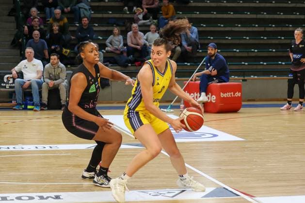 Theresa Simon (Alba Berlin Damen, 03) schut nach hinten und sucht einen Anspielpartner, Alba Damen vs Saarlouis Royals , 1.Bundesliga, DBBL-Playoffs, Halbfinale 1, 05.04.2025 Berlin Berlin Deutschland Copyright: xFootbowl ThomasxSobotzkix